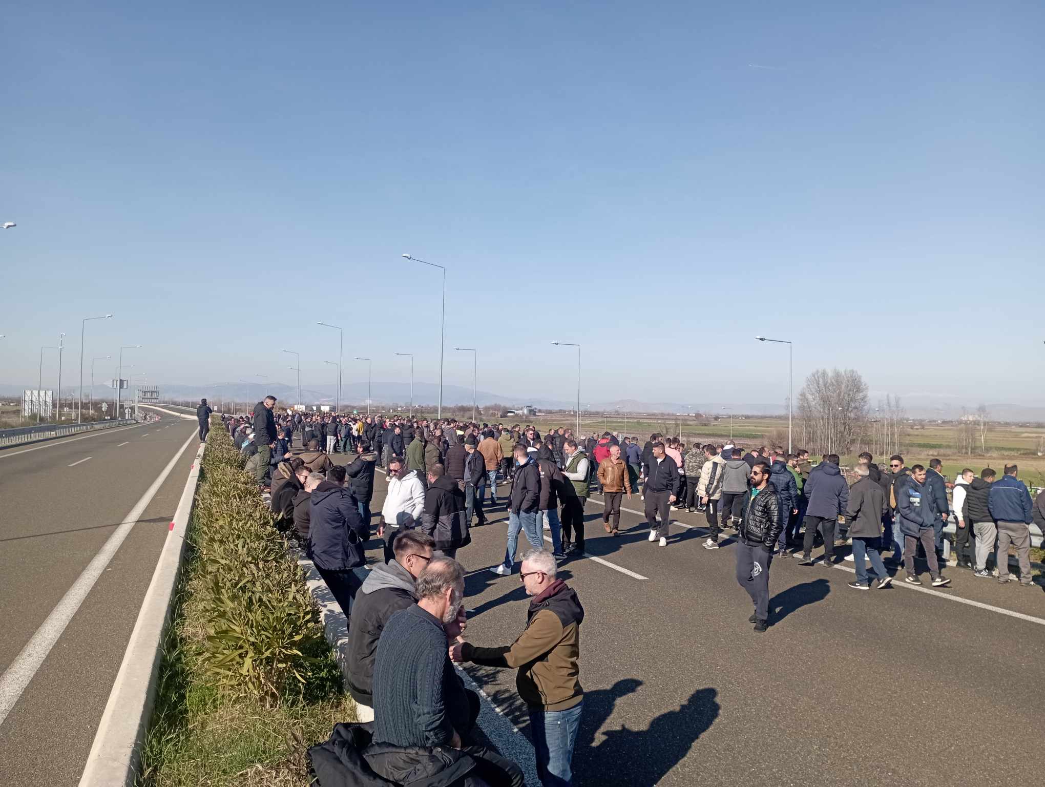 Έφοδος των ΜΑΤ στον Ε-65, χρήση χημικών και κρότου λάμψης -τραυματισμός αγρότη και σύλληψη (φωτο - βίντεο)