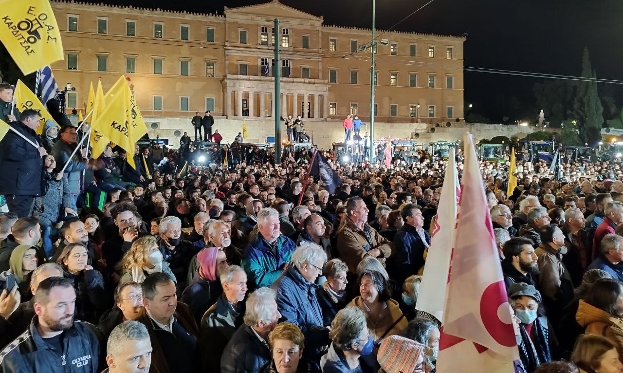 «Εισβολή» τρακτέρ στο Σύνταγμα: Παθιασμένοι οι αγρότες στο μεγάλο συλλαλητήριο  - Συνθήματα, πλακάτ και καπνογόνα