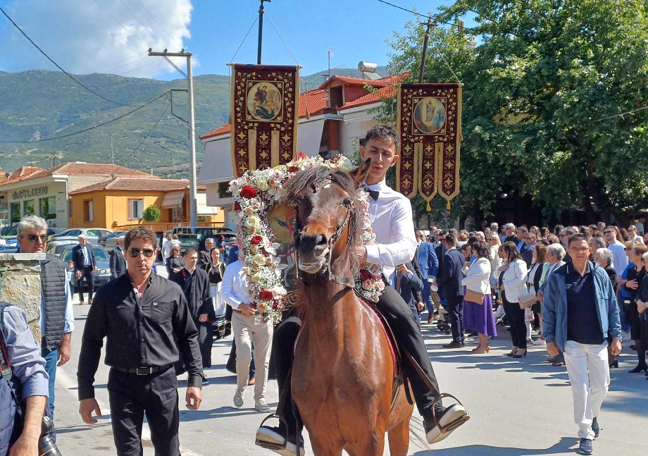 Καβάλα παν στην εκκλησιά, καβάλα προσκυνάνε...αναβίωσε το έθιμο στους Γόννους ανήμερα του Αη Γιώργη (ΦΩΤΟ)