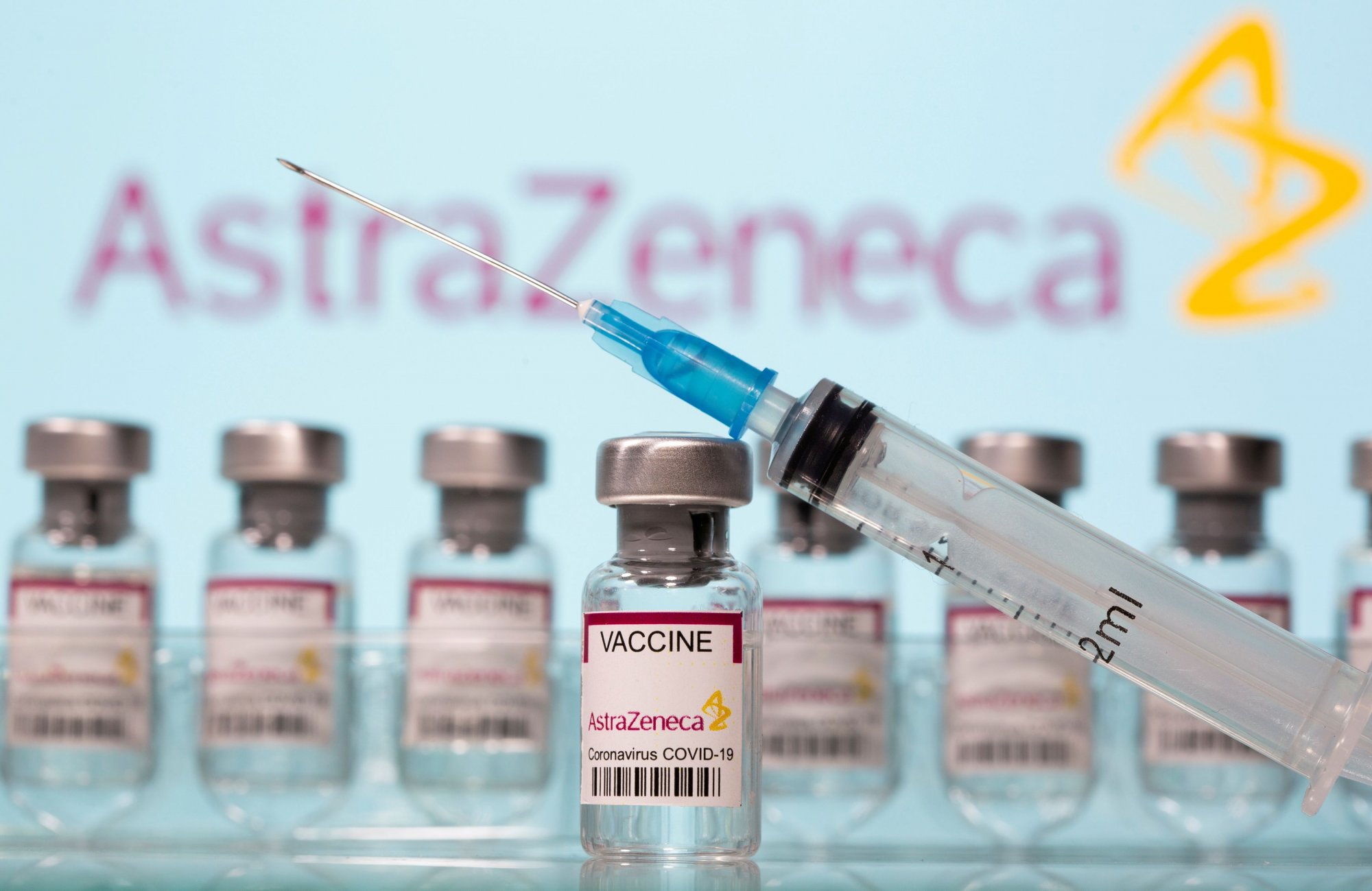 Πληθαίνουν τα ερωτήματα για την απόσυρση του εμβολίου της AstraZeneca - Τι λένε οι ειδικοί