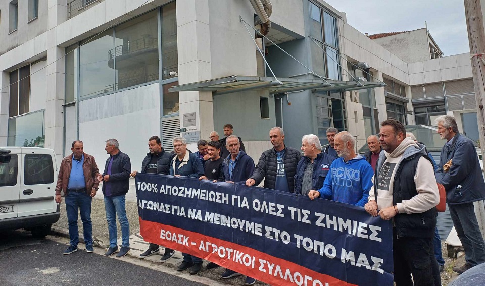 Ζητούν αποζημιώσεις για επανασπορές στο βαμβάκι- παράσταση διαμαρτυρίας αγροτών στον ΕΛΓΑ Λάρισας (ΦΩΤΟ)