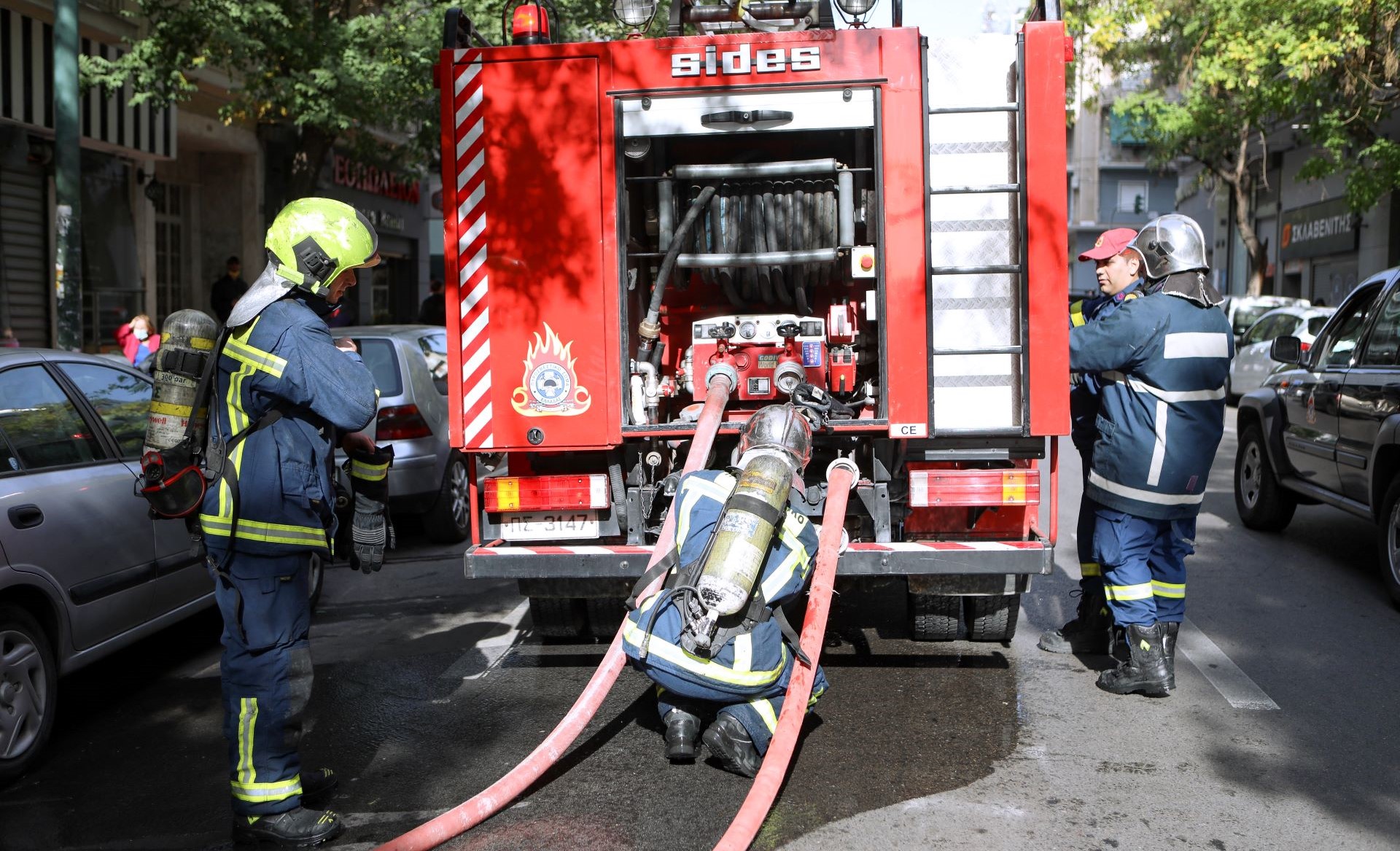 Λάρισα: Φωτιά σε διαμέρισμα πολυκατοικίας στην οδό Μανδηλαρά-– Απεγκλωβίστηκαν τρία άτομα