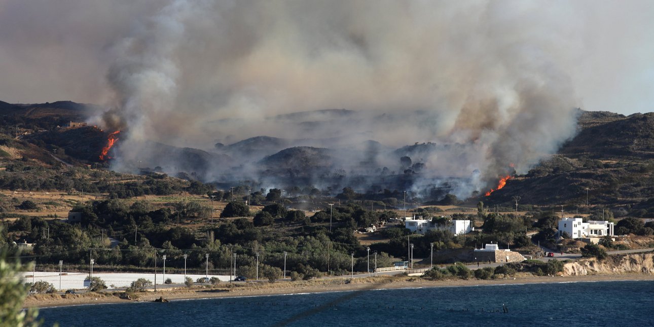 Μαίνεται η φωτιά στη Μήλο -Μήνυμα του 112: «Αν βρίσκεστε στην παραλία Τσιγκράδο, απομακρυνθείτε» [βίντεο - εικόνες]