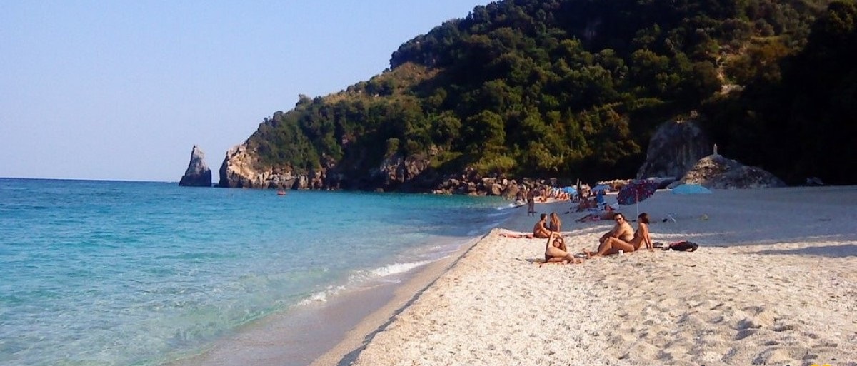 Μια εξωτική παραλία στη Θεσσαλία που θα αποζημιώσει κάθε επισκέπτη – Γαλαζοπράσινα νερά και χρυσαφένια αμμουδιά