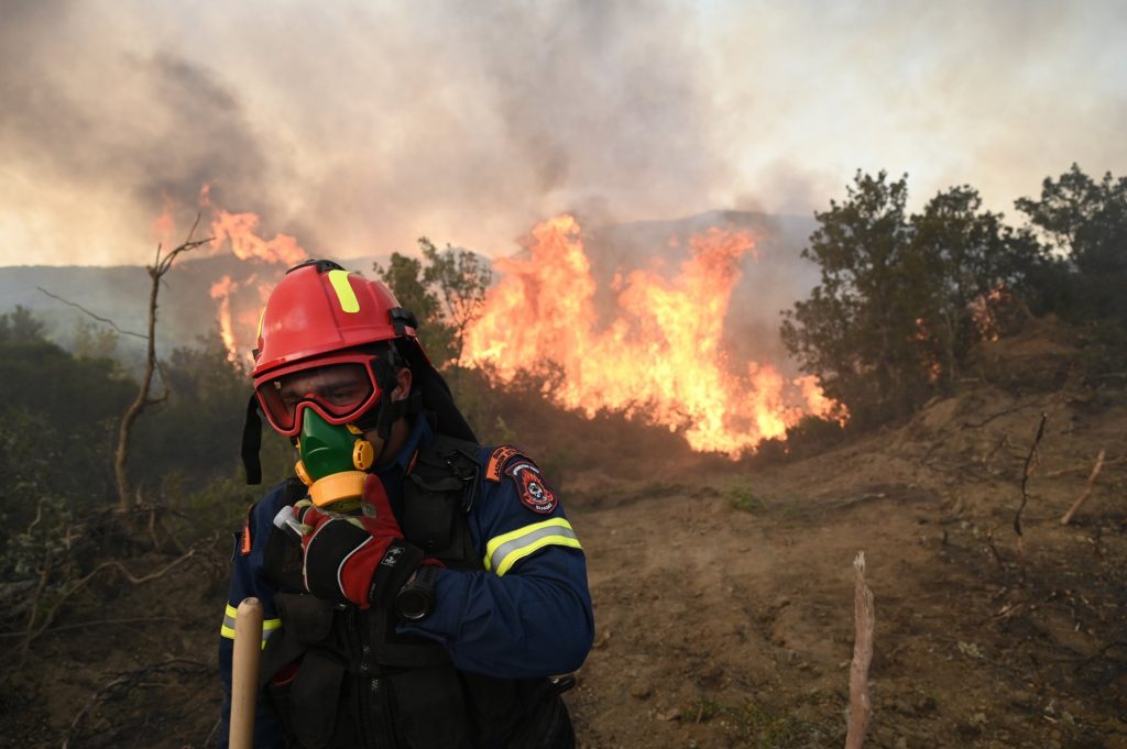 Φωτιά στον Ασπρόπυργο: Σε εξέλιξη η πυρκαγιά – Σηκώθηκε ελικόπτερο