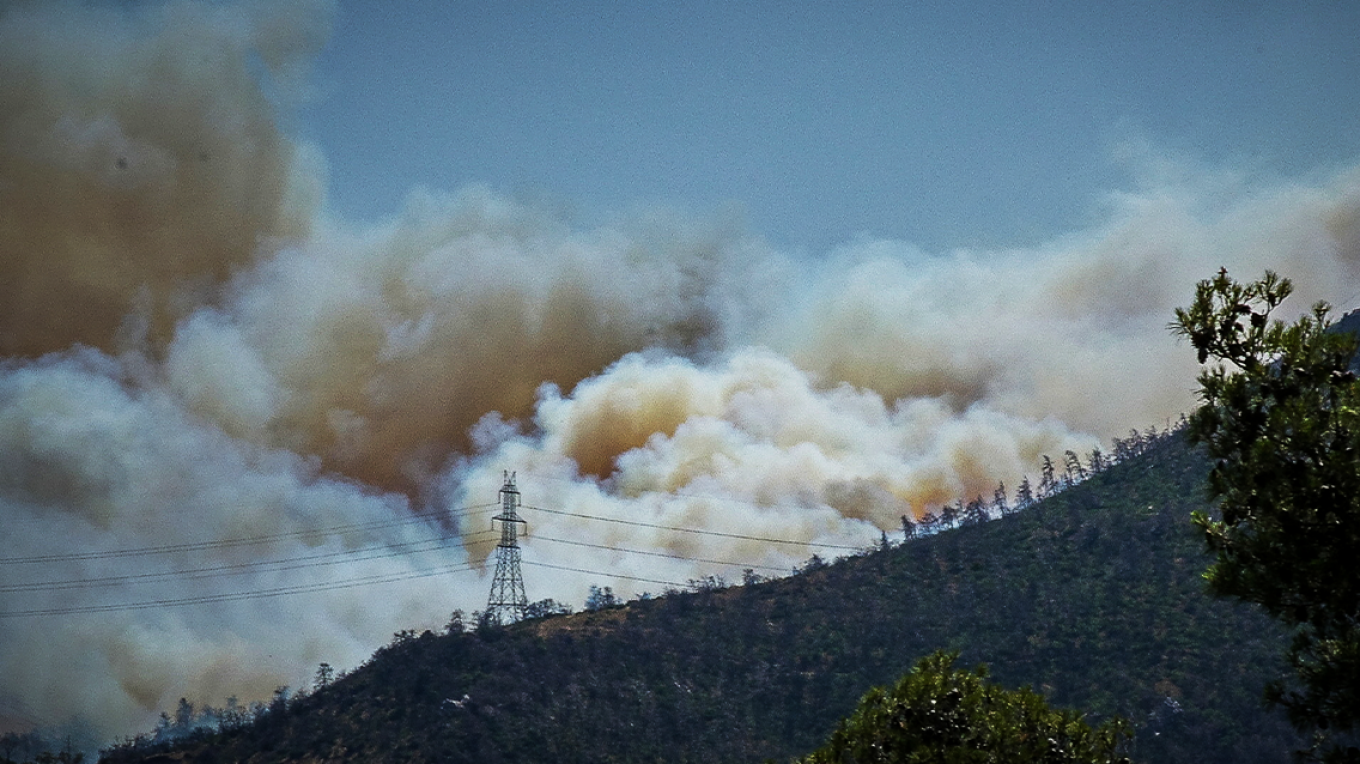 Μάχη με τις φλόγες στην Πάρνηθα - Πάνω από 100 χλμ. την ώρα οι ριπές ανέμου, κίνδυνος για τα εναέρια μέσα