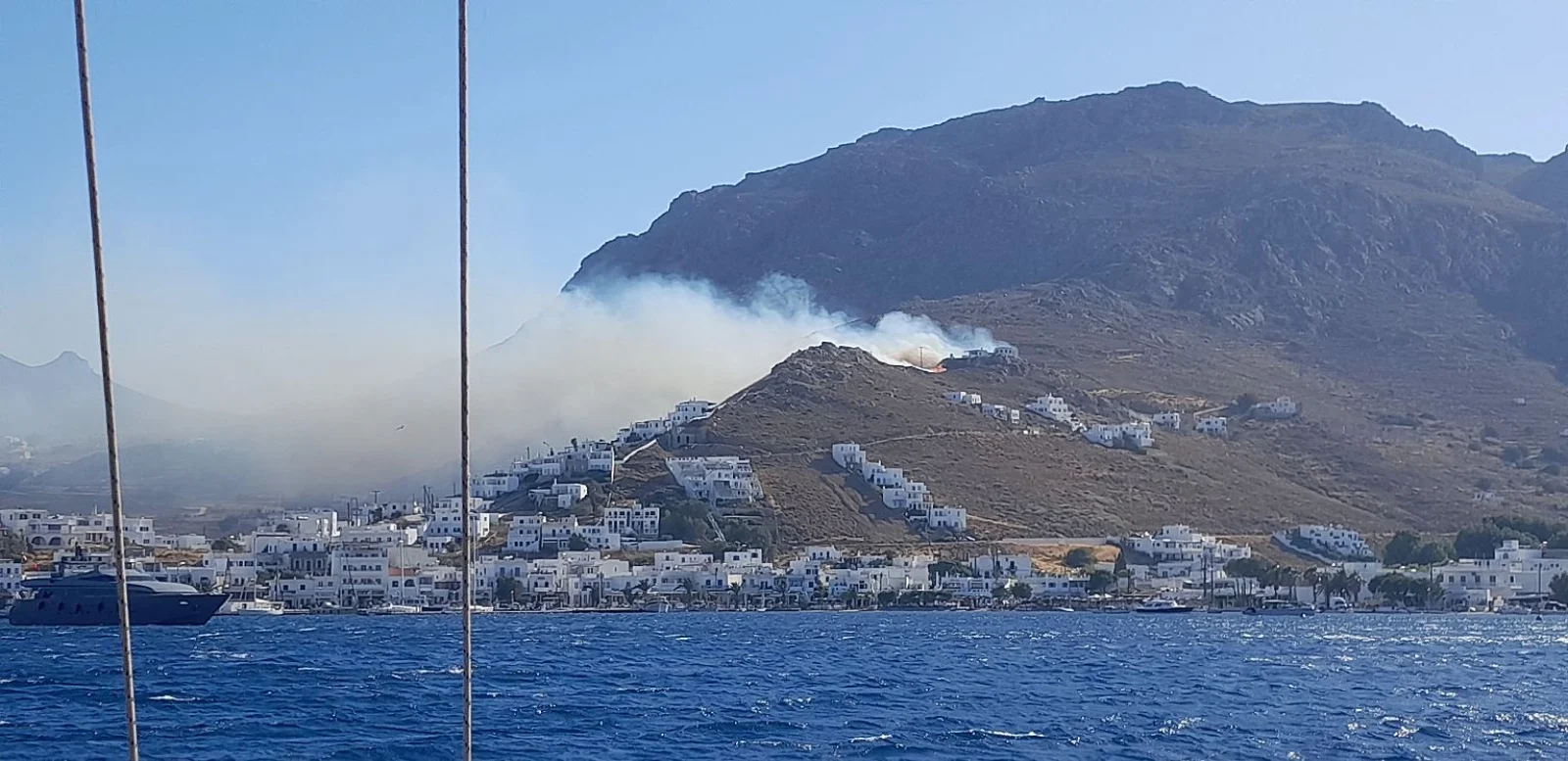Εκκενώνονται 6 οικισμοί από τη φωτιά στη Σέριφο -«Αν βρίσκεστε στις περιοχές Ράμος και Λιβάδι απομακρυνθείτε» [βίντεο]