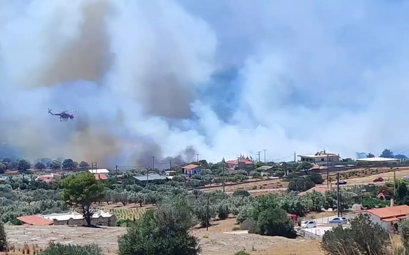 Φωτιά στην Κερατέα: καίγονται σπίτια  – Εκκενώθηκαν οικισμοί, ενισχύονται διαρκώς οι δυνάμεις