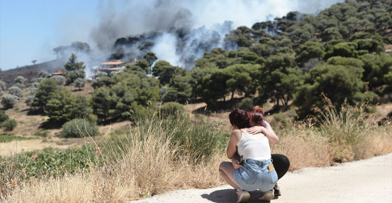 Kόλαση φωτιάς στην Κερατέα - Κάηκαν σπίτια, εκκενώθηκαν 6 οικισμοί  - Τρίτη φωτιά μέσα σε δέκα ημέρες στην περιοχή