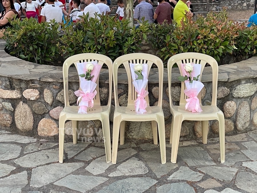Τέμπη: 3 άδειες καρέκλες με τρία λευκά τριαντάφυλλα στο Καστράκι για τα αδικοχαμένα «αγγελούδια»