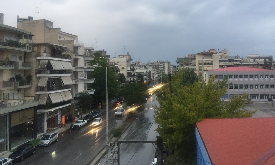Άρχισε βροχή στη Λάρισα, ενώ ακούγονται συνεχώς μπουμπουνητά-έντονη κεραυνική δραστηριότητα τις επόμενες ώρες