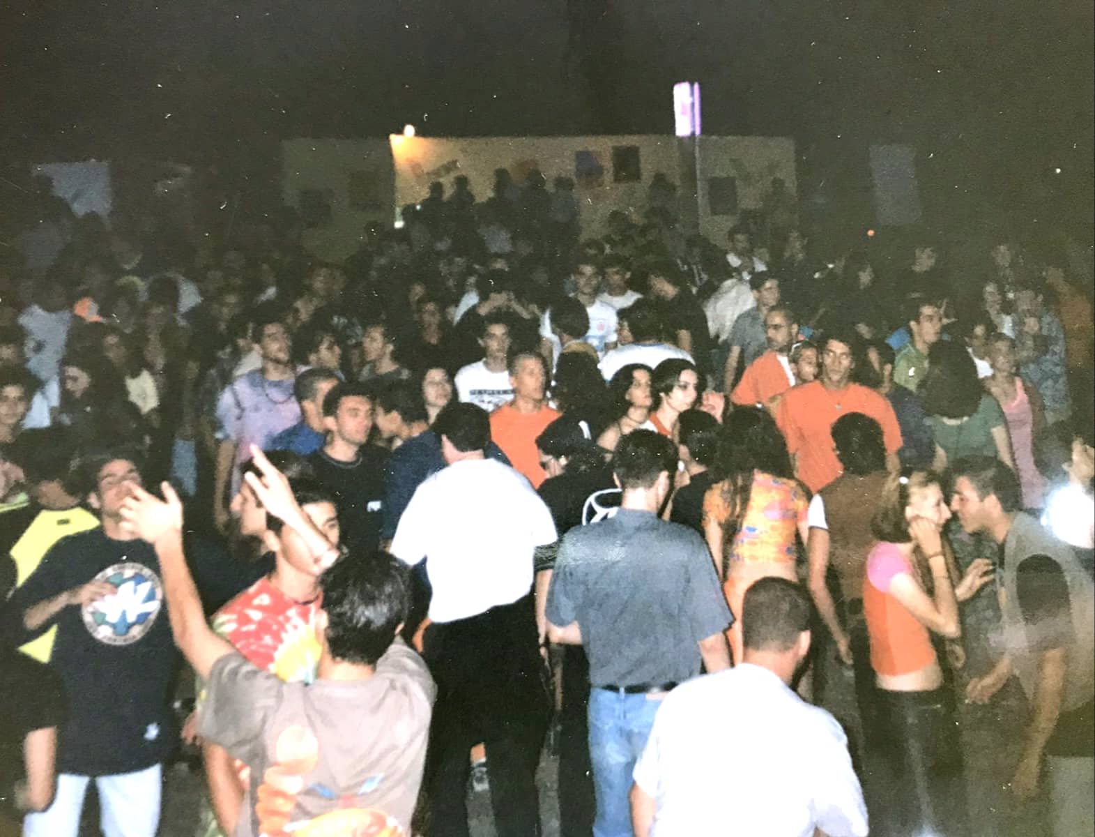 Όταν στη Λάρισα διοργανωνονταν υπαίθρια πάρτι με 3000 άτομα -σε drive-in στο Μελισσοχώρι (ΦΩΤΟ)