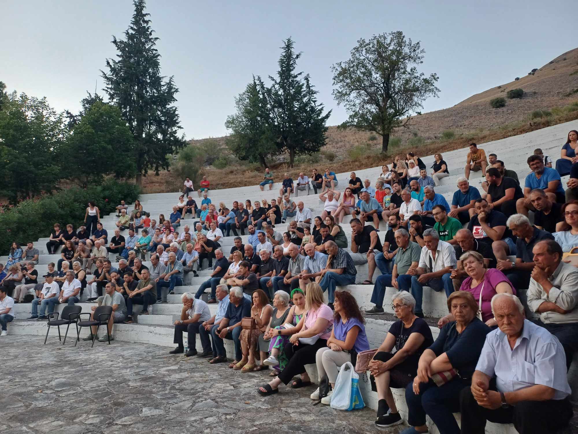 Αποκλείουν συμβολικά την ΕΟ Λάρισας- Τρικάλων αγαναχτισμένοι πλημμυροπαθείς κάτοικοι της Φαρκαδόνας