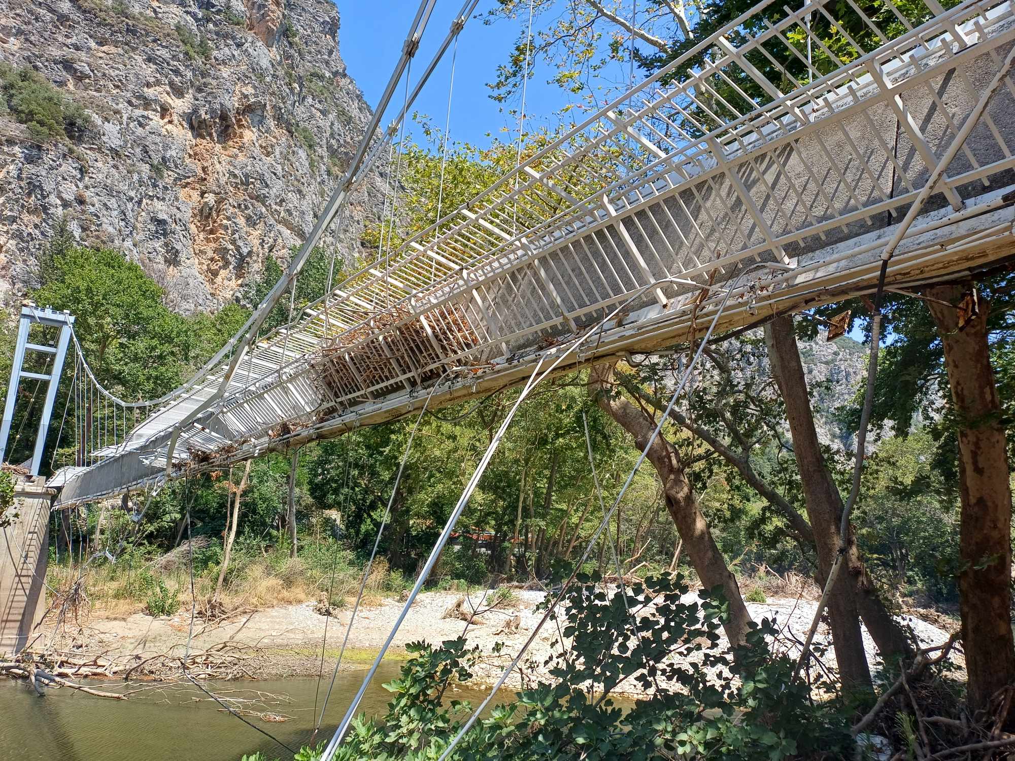 Τέμπη: Ξεκινά η αποκατάσταση της κρεμαστής γέφυρας στην Αγία Παρασκευή (ΦΩΤΟ+video)