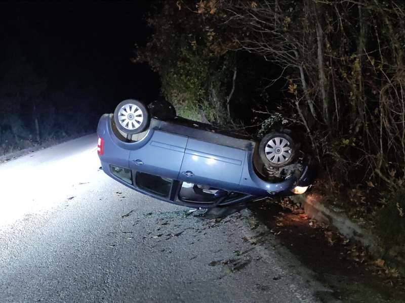 Τέσσερις γυναίκες τραυματίστηκαν σε τροχαίο στο δρόμο Λάρισας- Φαρσάλων έπειτα απο θεαματική τούμπα του αυτοκινήτου τους