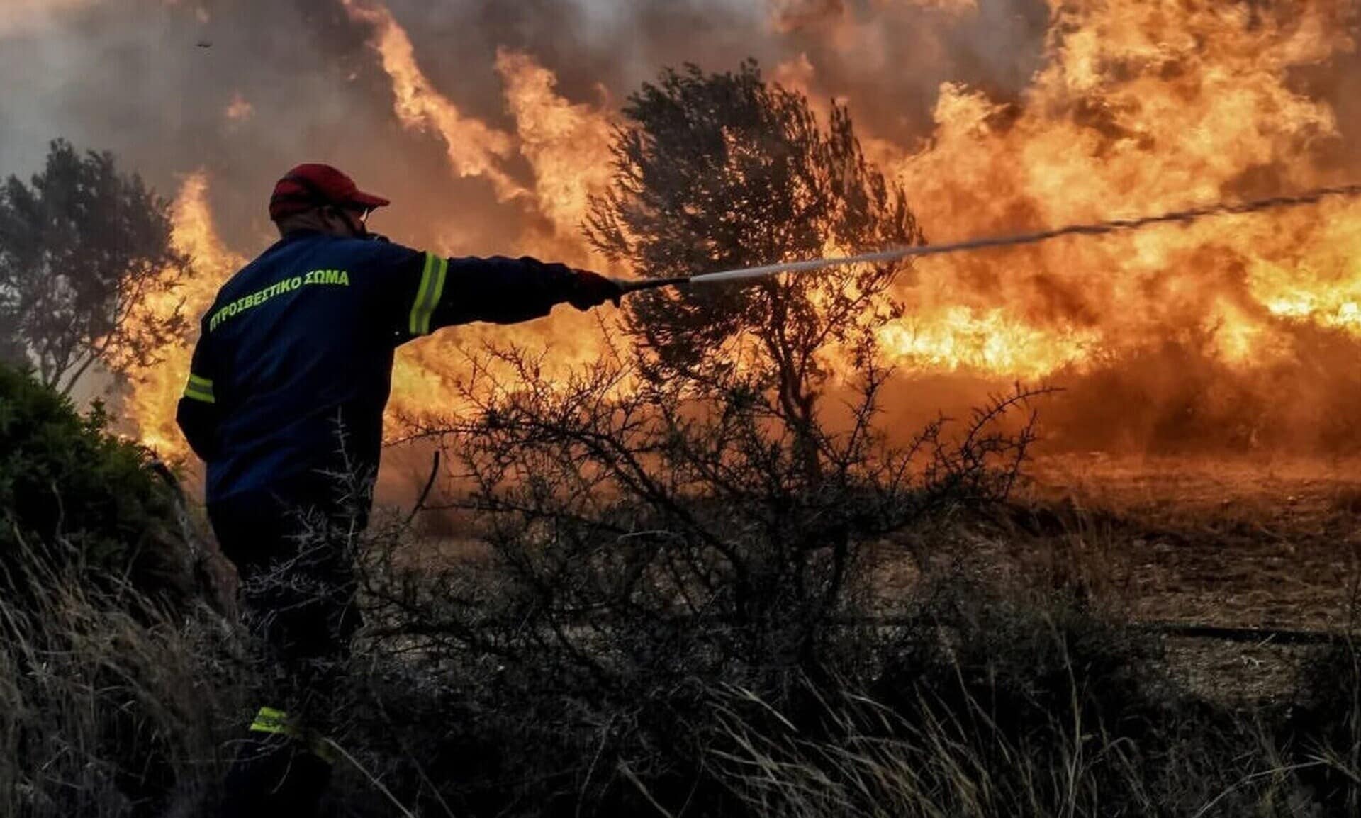 Μεγάλη φωτιά μαίνεται στην περιοχή της Συκεώνας συναγερμός στην Πυροσβεστική Θεσσαλίας