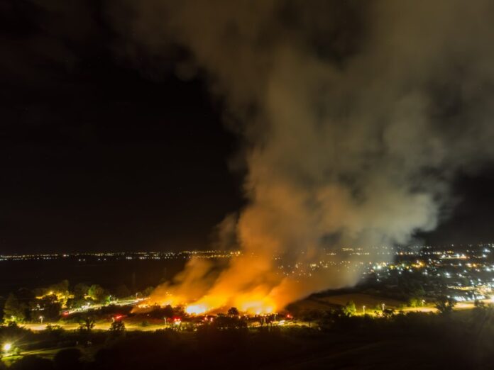 Εφιαλτική νύχτα στα Τρίκαλα -γέμισε καπνούς η πόλη από τη φωτιά στο Ριζαριό (βίντεο)