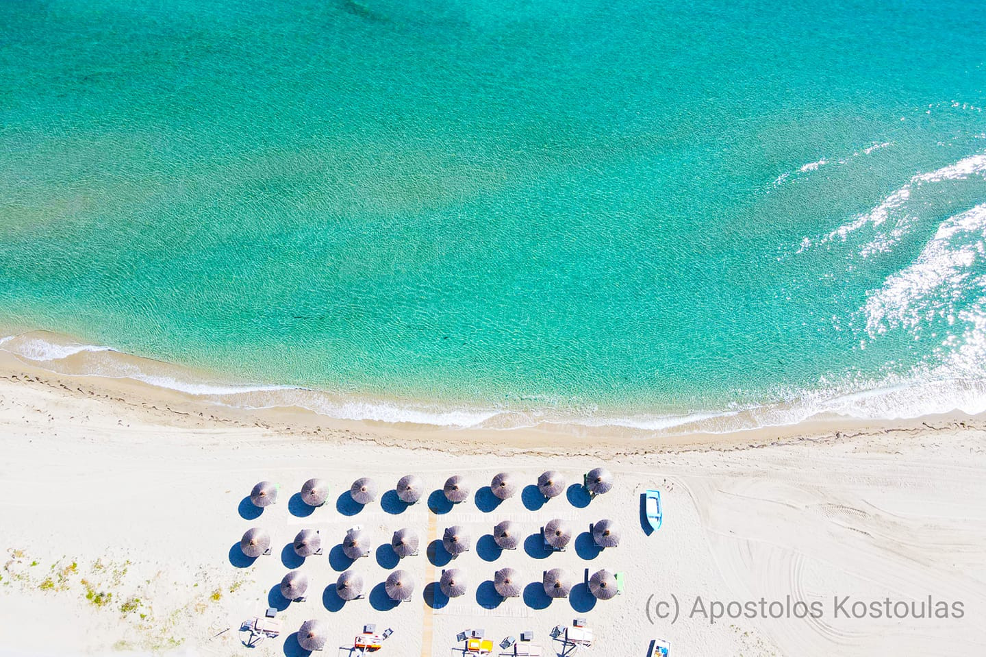 Η «εξωτική» παραλία της Λάρισας με την ατέλειωτη αμμουδιά και τα διάφανα νερά