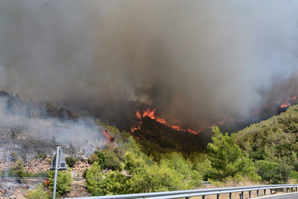 «Κάηκε το σπίτι μας γιατί δεν ήταν -πλουσιόσπιτο-» - Σοκάρει η μαρτυρία κατοίκου του Βαρνάβα