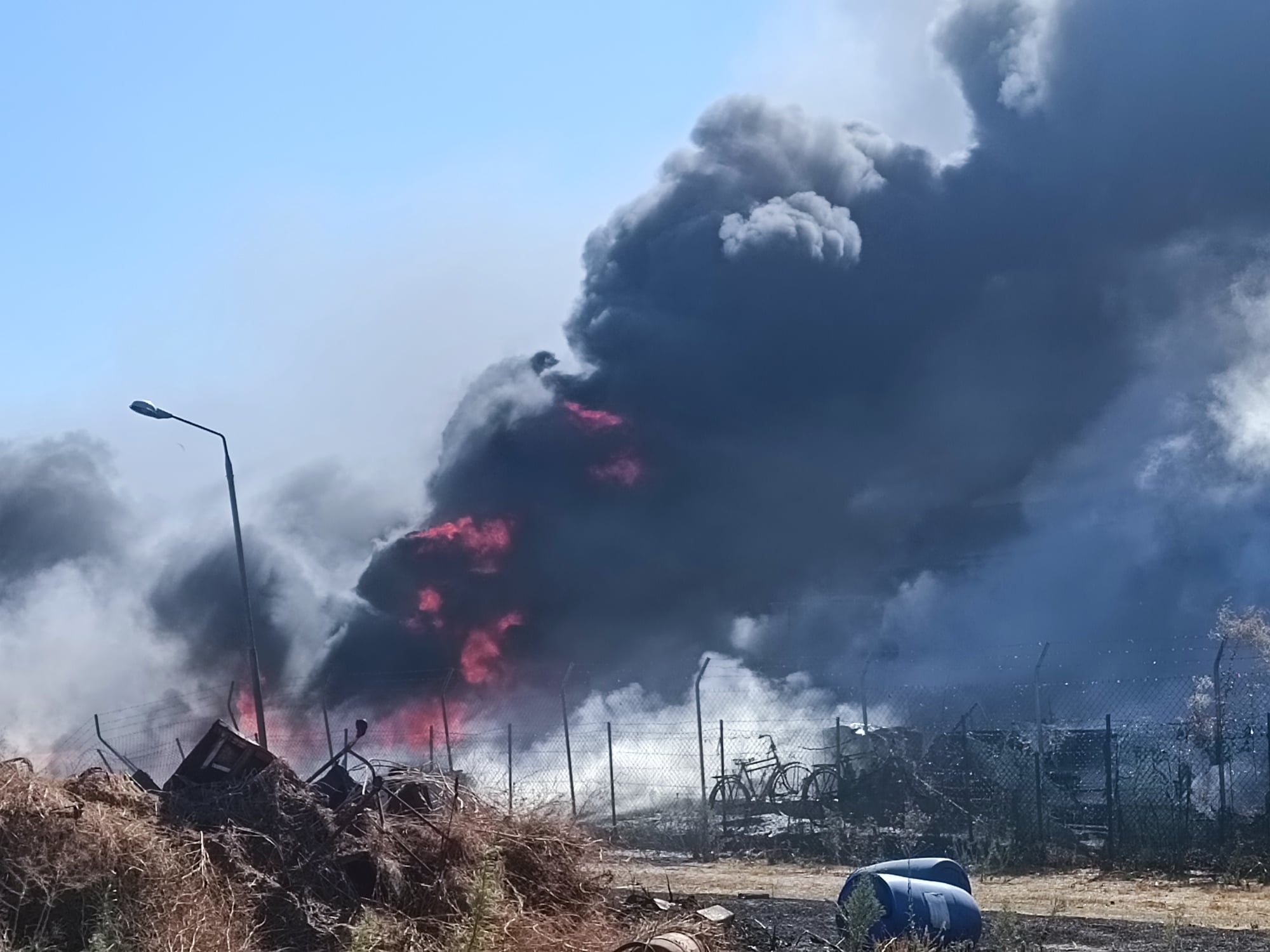 Συγκλονιστικές εικόνες από την επιχείρηση κατάσβεσης της φωτιάς στο Ομορφοχώρι (ΦΩΤΟ -VIDEO)