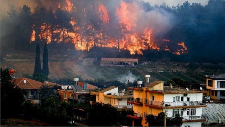 Σμύρνη: Η φωτιά απειλεί σπίτια στο Κορδελιό – Απομακρύνθηκαν οι κάτοκοι καθώς οι φλόγες απειλούν κατοικημένη περιοχή