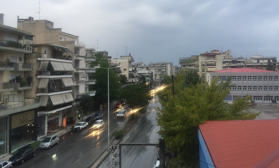 Ξεκίνησε έντονη βροχή με δυνατό αέρα και βροντές στη Λάρισα (ΦΩΤΟ)