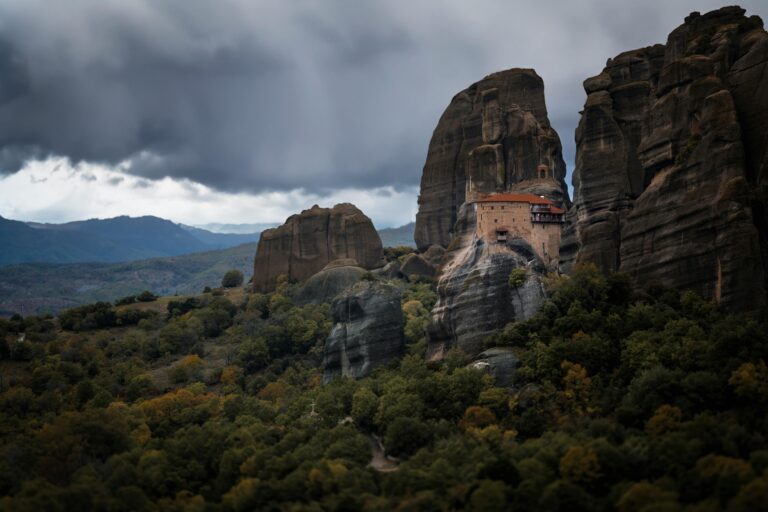 Σε κορυφαίο ταξιδιωτικό προορισμό της χώρας αναδεικνύονται τα Μετέωρα με 2.5 εκατ. επισκέπτες κάθε χρόνο