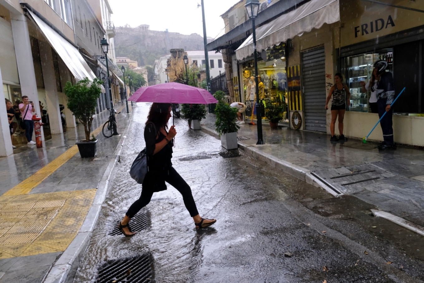 Καιρός: Πού θα βρέξει σήμερα Τετάρτη 28 Αυγούστου – Ξεκινάει τριήμερο με καταιγίδες