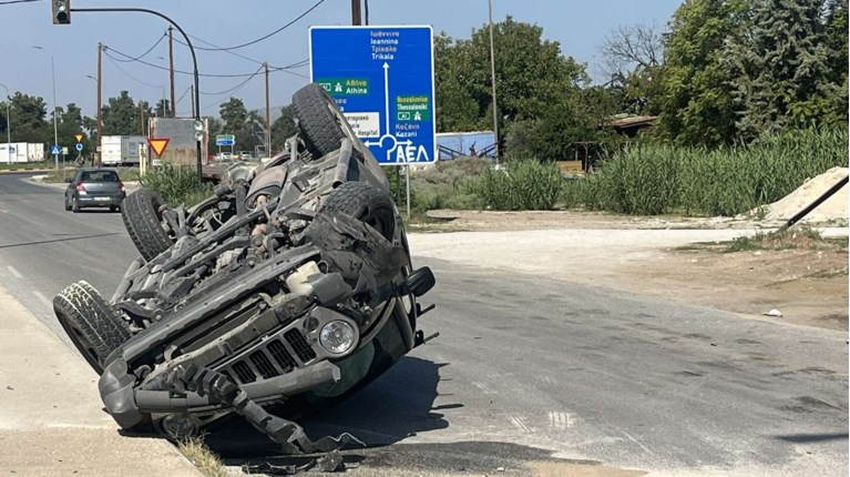 Τροχαίο στη Λάρισα: «Τούμπαρε» τζιπ αφού προσέκρουσε σε προστατευτικά κιγκλιδώματα [εικόνες]