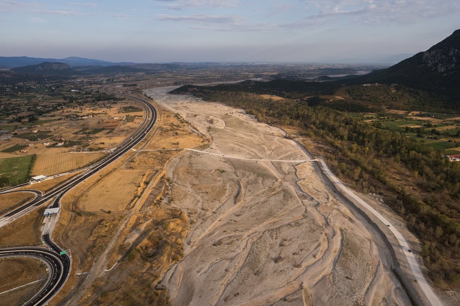 Ρυάκι σε ορισμένα σημεία του ο Πηνειός ποταμός από την ξηρασία -αποκαλυπτικες εικόνες(BINTEO)