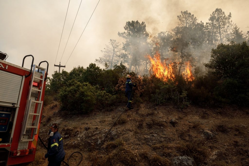 Φωτιά στη Λέσβο: Επιχειρούν επίγειες και εναέριες δυνάμεις για την κατάσβεση