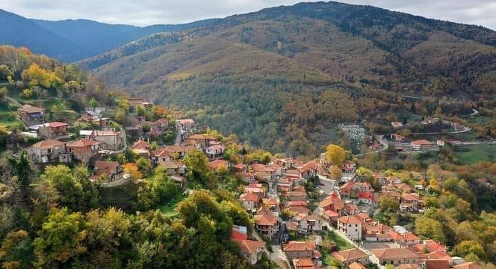 Δασκάλα και ιερέας… γεμίζουν ξανά το άδειο χωριό τους – Η viral αγγελία που ζητούσε οικογένειες