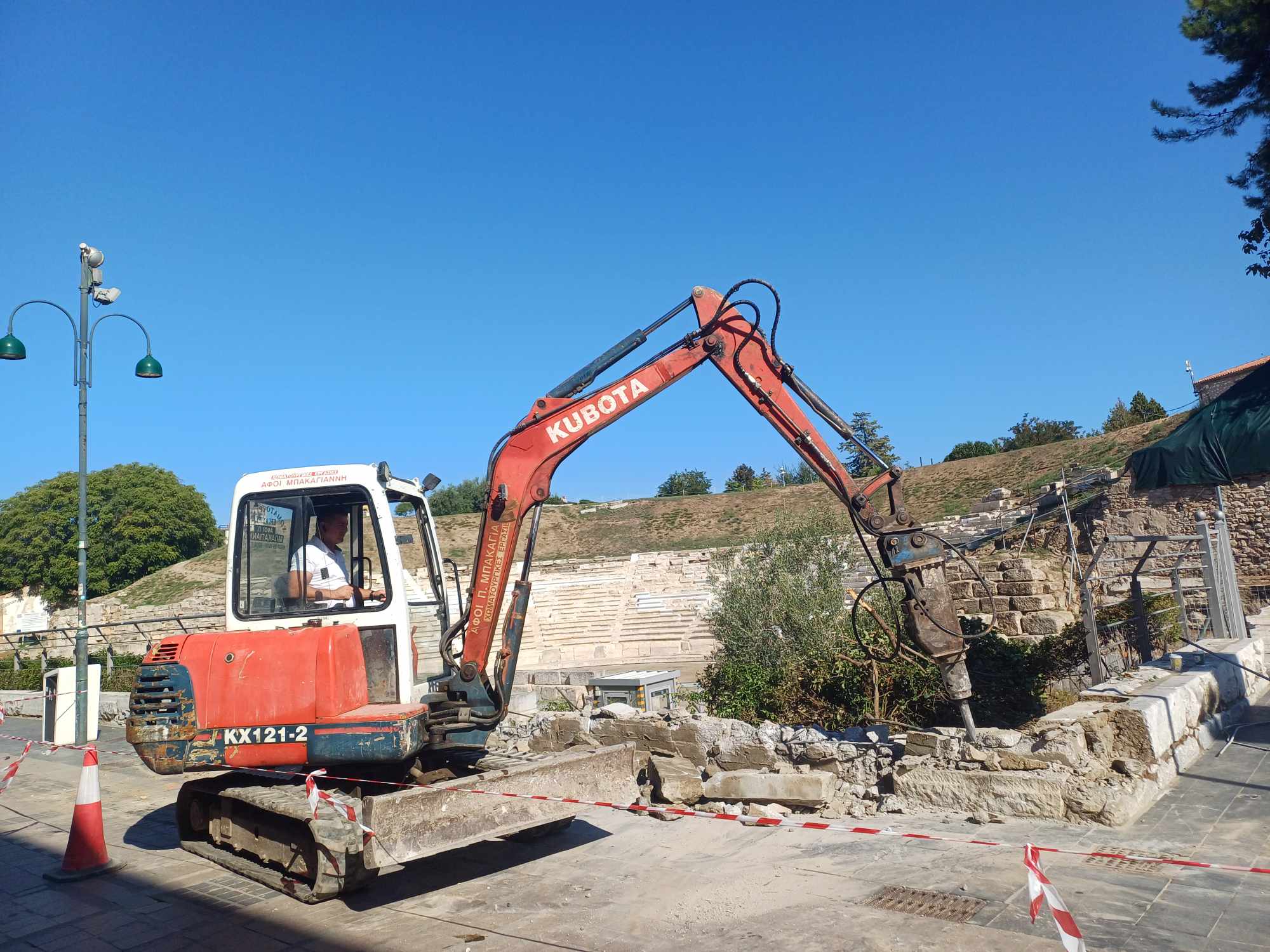 Ξεκίνησαν οι εργασίες για την διαμόρφωση εισόδου στο αρχαίο θέατρο Λάρισας (ΦΩΤΟ)