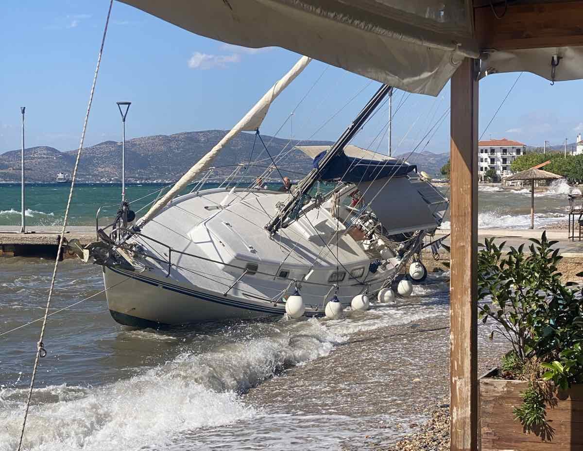 Συνελήφθη ο ιδιοκτήτης του σκάφους που παρασύρθηκε στη στεριά στην Αγριά