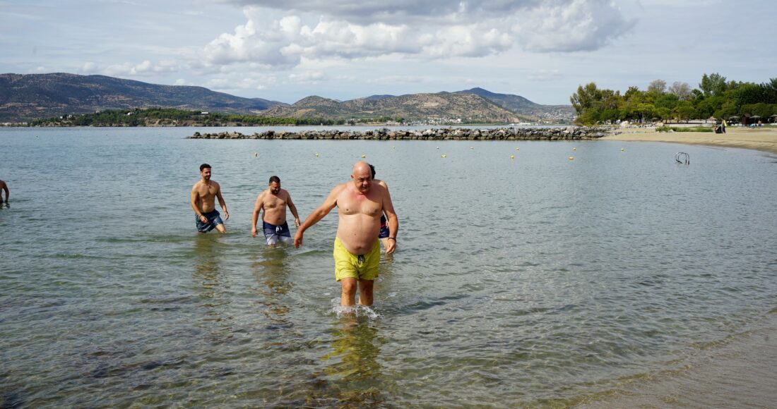 Βούτηξε στον Αναυρο ο δήμαρχος Βόλου – «Να μην φοβάται ο κόσμος, να κάνει ελεύθερα το μπάνιο του»