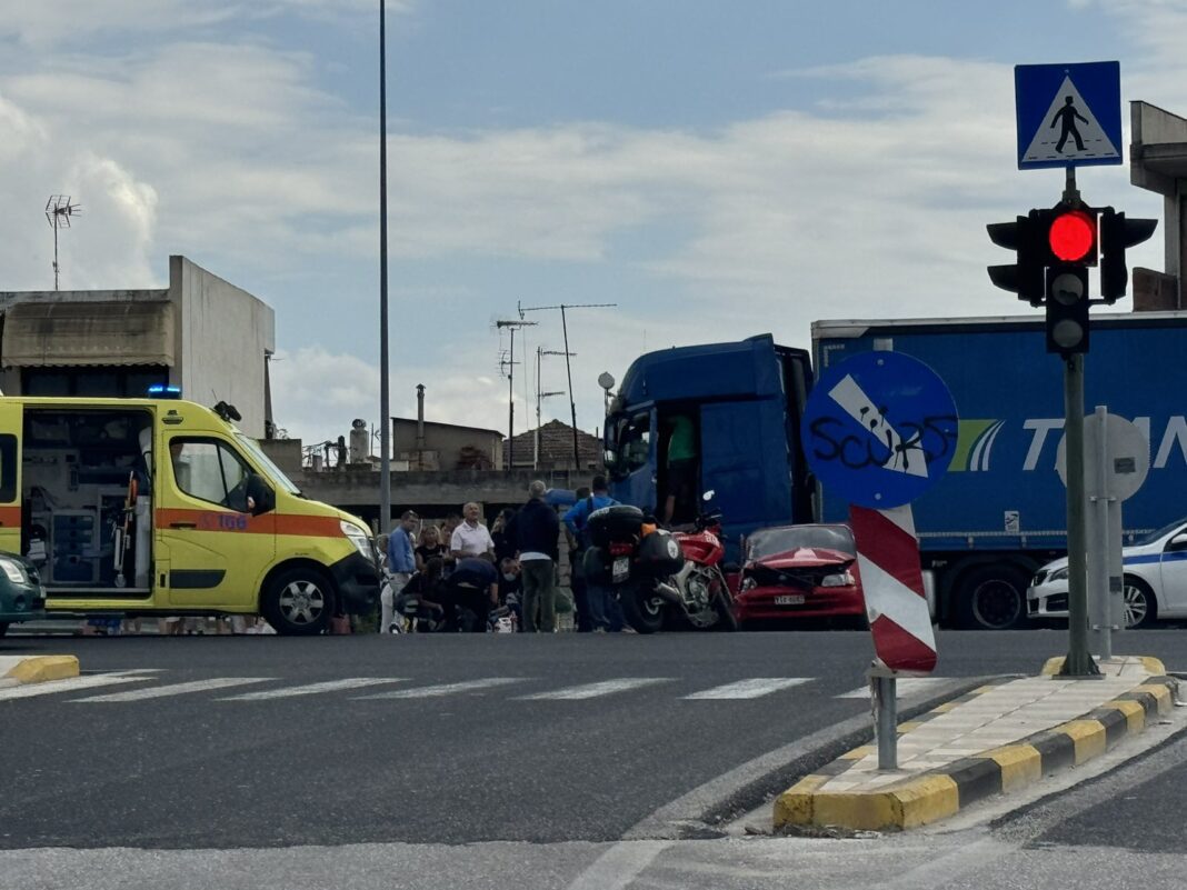 Tροχαίο στη Λάρισα – Νταλίκα συγκρούστηκε με αυτοκίνητο (ΦΩΤΟ)