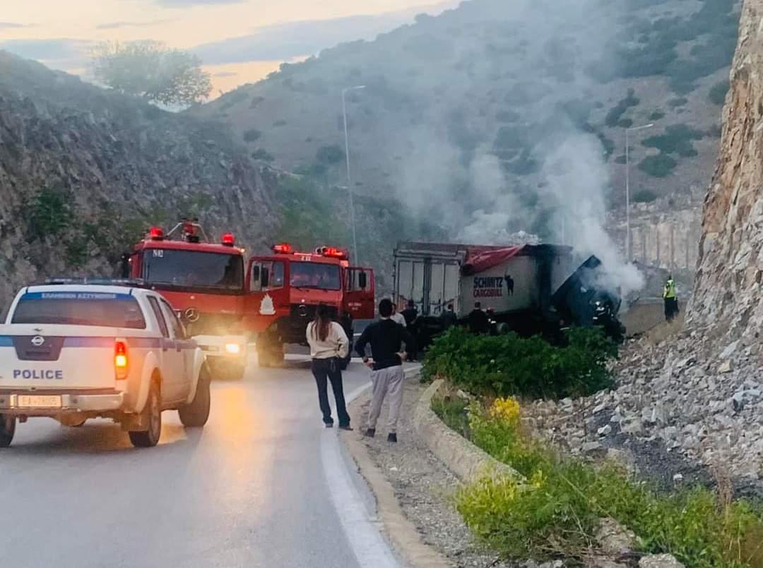 Σοκ από τροχαίο στη Μελούνα: Φορτηγό εξετράπη και τυλίχτηκε στις φλόγες - εγκλωβισμένος ο οδηγός (ΦΩΤΟ)