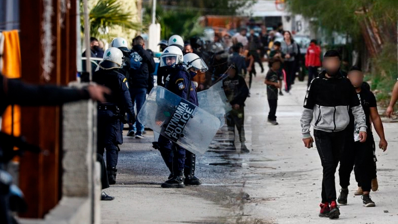 Τέσσερις αστυνομικοί τραυματίες μετά από έφοδο σε καταυλισμό Ρομά στον Ασπρόπυργο