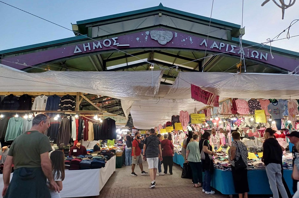 Κοσμοσυρροή στο παζάρι της Λάρισας από το απόγευμα- φωτογραφικά κλικς (ΦΩΤΟ)