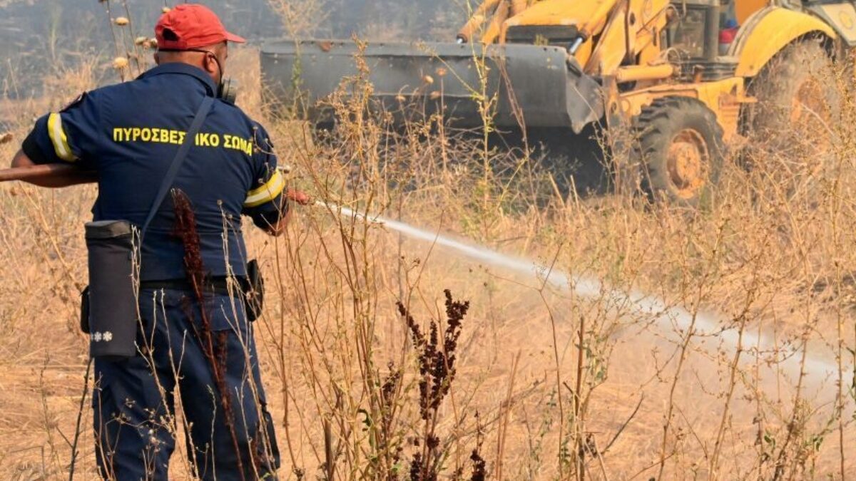 Σε εξέλιξη φωτιά στην περιοχή της Χάλκης - Ολονύχτια επιχείρηση της Πυροσβεστικής