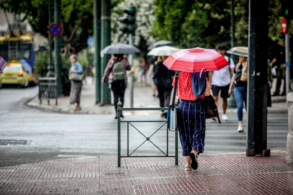 Καιρός: Έρχονται βροχές, καταιγίδες και πτώση της θερμοκρασίας – Η προειδοποίηση των μετεωρολόγων