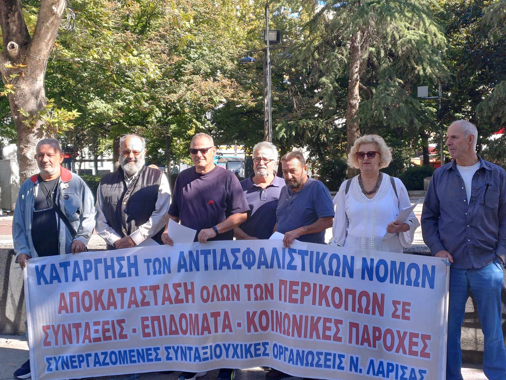 Ενημερωτική δράση από Συνταξιούχους της Λάρισας στην κεντρική πλατεία -τι διεκδικούν(ΦΩΤΟ)