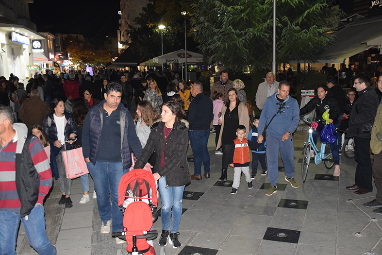 Νύχτα γιορτής η αποψινή για εμπόρους και καταναλωτές της Καρδίτσας η “Λευκή Νύχτα” (φωτό+βίντεο)