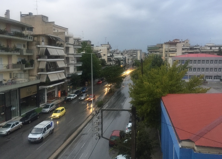 Φθινοπωρινό σκηνικό στη Λάρισα, πλημμύρες στην Κέρκυρα, έφερε η Κασσάνδρα (ΦΩΤΟ+video)