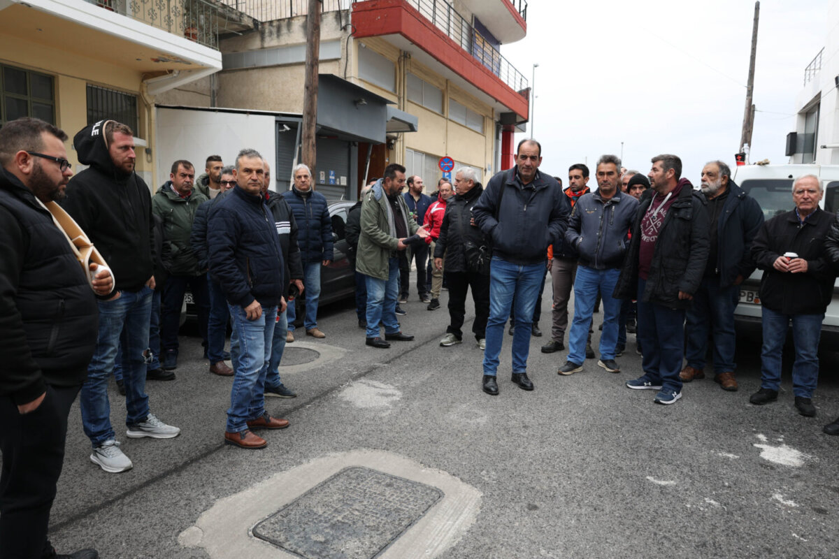 Παράσταση διαμαρτυρίας Θεσσαλών αγροτών σε ΕΛΓΑ και ΟΠΕΚΕΠΕ στη Λάρισα