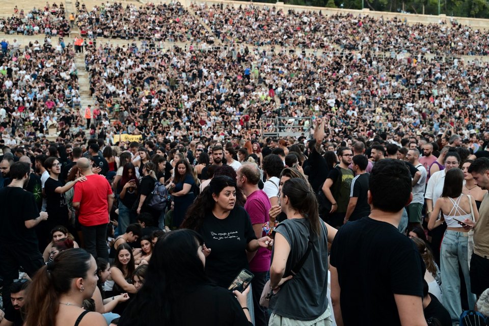 Κατάμεστο το Καλλιμάρμαρο για τη συναυλία για τα Τέμπη [εικόνες]