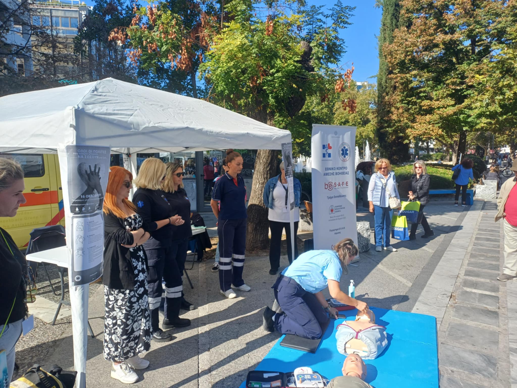 Επίδειξη ΚΑΡΠΑ με απινιδωτή από το ΕΚΑΒ στην κεντρική πλατεία Λάρισας (ΦΩΤΟ)