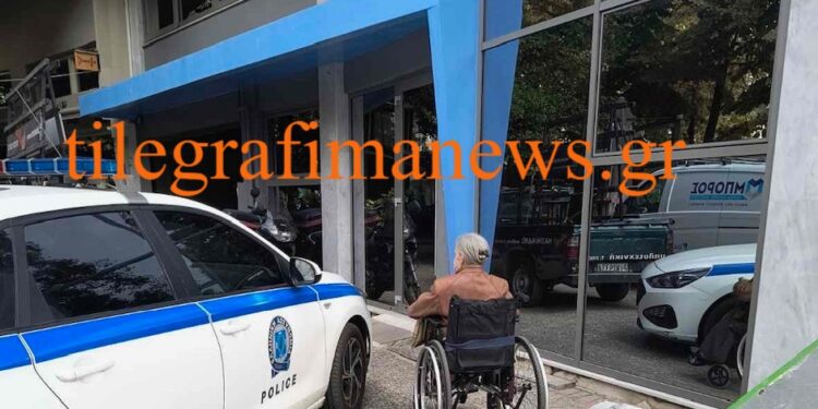 Λάρισα: Περιπολικό μπλοκάρει την πρόσβαση σε ηλικιωμένη ΑΜΕΑ – Καταγγελίες για παράνομη στάθμευση – ΦΩΤΟ