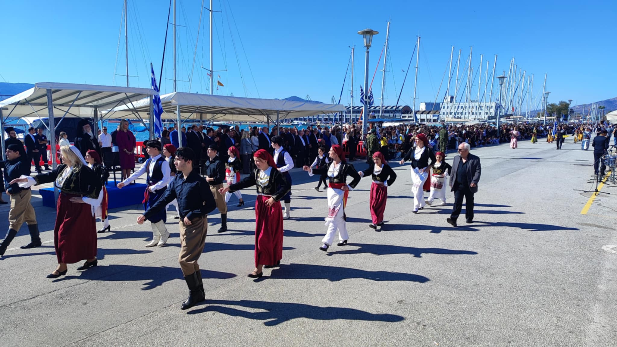 Πλήθος κόσμου στην παρέλαση του Βόλου στην παραλία (ΦΩΤΟ-video)