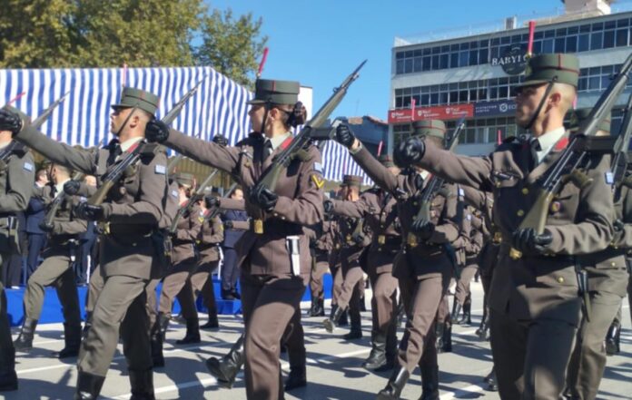 Η παρέλαση της ΣΜΥ στα Τρίκαλα – Τραγουδούσαν με μια φωνή «Μακεδονία ξακουστή» (βίντεο)